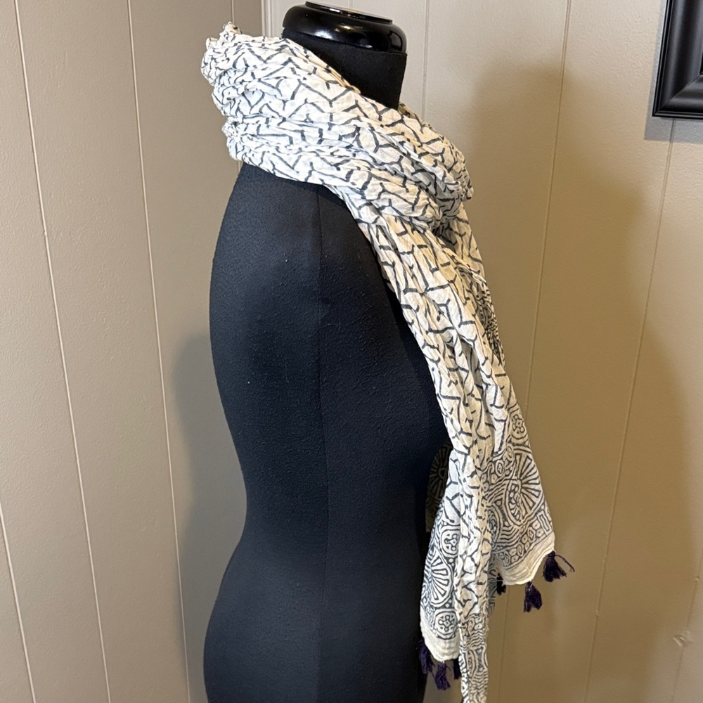 B14 Women’s Chic Navy Purple and White Patterned Scarf - Picture 3 of 8